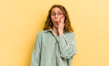 Genç, güzel bir kadın, ağzı açık bir şekilde yüz yüze inanmayarak şok olmuş ve hayrete düşmüş hissediyor.