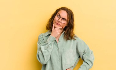 Genç, güzel bir kadın farklı seçenekleri olan, şüpheli ve şaşkın hisseder, hangi kararı vereceğini merak eder.