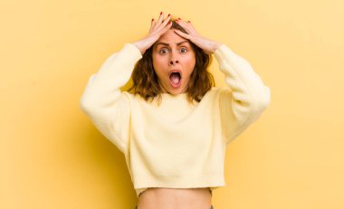 Genç, güzel bir kadın dehşete kapılmış ve şok olmuş hissediyor. Bir hata yüzünden el ele tutuşup panikliyor.