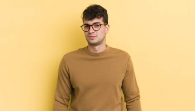 Genç yakışıklı, gururlu, kendinden emin, havalı, küstah, küstah, gülümseyen, başarılı hisseden bir adam.