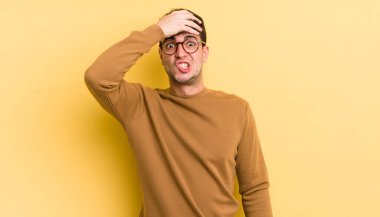 Genç yakışıklı bir adam unutulmuş bir mühlet yüzünden panikliyor, stresli hissediyor, bir pisliği ya da hatayı örtbas etmek zorunda kalıyor.