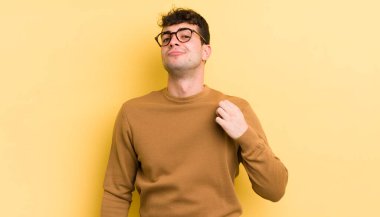 Genç yakışıklı adam kibirli, başarılı, pozitif ve gururlu görünüyor, kendini gösteriyor.