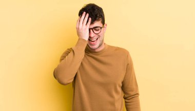 Genç yakışıklı adam gülüyor ve alnına şaplak atıyor. Unuttum ya da aptalca bir hataydı. 