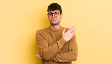 Genç yakışıklı bir adam kafası karışık ve bilgisiz, şüpheli bir açıklama ya da düşünceyi merak ediyor.