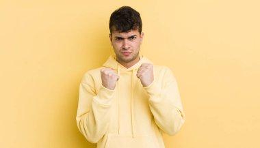 Genç, yakışıklı, kendine güvenen, sinirli, güçlü ve agresif bir adam. Yumrukları boks pozisyonunda dövüşmeye hazır.