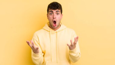 Genç ve yakışıklı bir adam son derece şok olmuş ve şaşırmış, endişeli ve paniklemiş, stresli ve dehşete kapılmış görünüyor.