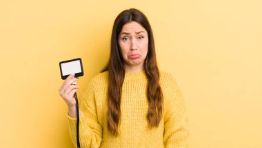 Genç, güzel bir kadın üzgün ve mızmızlanıyor. Mutsuz bir bakışı var ve ağlıyor. VIP geçiş konsepti