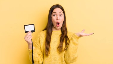 Genç ve güzel bir kadın şok olmuş ve şaşırmış hissediyor. VIP geçiş konsepti