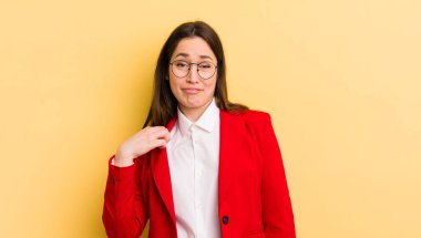 Genç ve güzel bir kadın kibirli, başarılı, pozitif ve gururlu görünüyor. iş kavramı