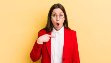 Şok olmuş ve ağzı açık, kendini gösteren genç ve güzel bir kadın. iş kavramı