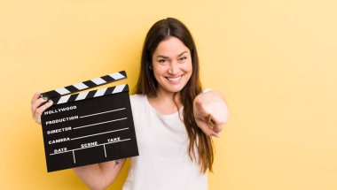 Genç ve güzel bir kadın kamerayı işaret ederek seni seçiyor. Sinema alkışlama konsepti
