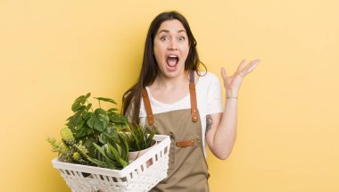 Genç, güzel bir kadın üzgün ve mızmızlanıyor. Mutsuz bir bakışı var ve ağlıyor. bitki kavramı