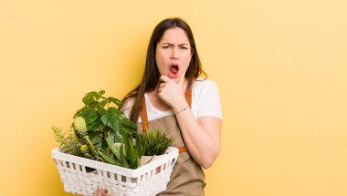 Genç, güzel bir kadın düşünüyor, kuşkulu ve şaşkın hissediyor. bitki kavramı