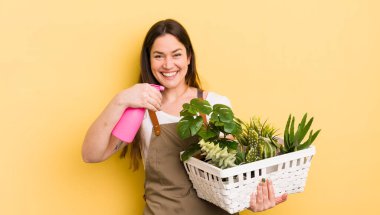 Genç ve güzel bir kadın sinirli bir ifadeyle agresif bir şekilde bağırıyor. bitki kavramı