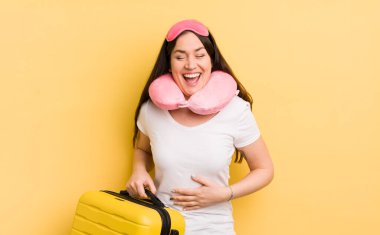 Genç ve güzel bir kadın komik bir şakaya yüksek sesle gülüyor. uçuş yolcu kavramı