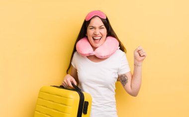 Genç ve güzel bir kadın şokta, gülüyor ve başarıyı kutluyor. uçuş yolcu kavramı