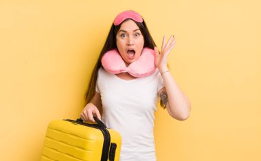 Genç ve güzel bir kadın inanılmaz bir şey karşısında kendini mutlu ve şaşkın hissediyor. uçuş yolcu kavramı