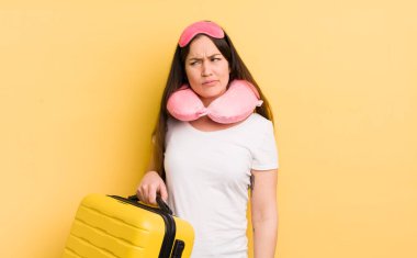 Genç, güzel bir kadın üzgün, üzgün ya da kızgın hissediyor ve yan tarafa bakıyor. uçuş yolcu kavramı