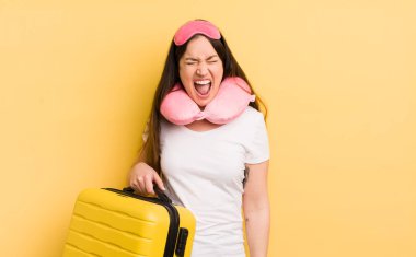 Genç ve güzel bir kadın agresif bir şekilde bağırıyor, çok kızgın görünüyor. uçuş yolcu kavramı