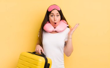 Genç ve güzel bir kadın inanılmaz bir sürprizle şaşkına döndü ve hayrete düştü. uçuş yolcu kavramı