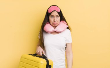 Genç, güzel bir kadın üzgün ve mızmızlanıyor. Mutsuz bir bakışı var ve ağlıyor. uçuş yolcu kavramı