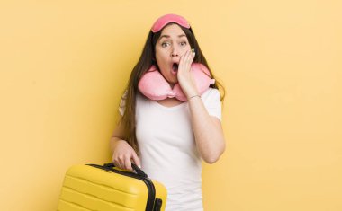 Genç ve güzel bir kadın şok olmuş ve korkmuş hissediyor. uçuş yolcu kavramı