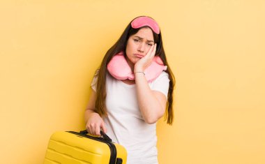 Genç ve güzel bir kadın sıkıcı, bıkkın ve uykulu hissediyor. uçuş yolcu kavramı