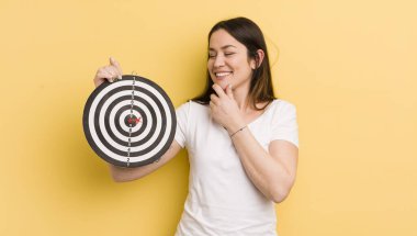 Genç ve güzel bir kadın mutlu, kendinden emin bir ifadeyle gülümsüyor.