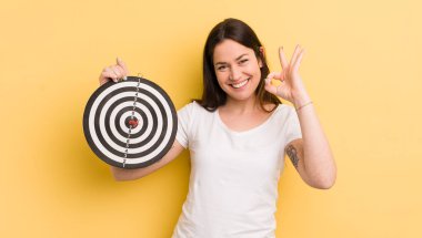 Genç, güzel bir kadın kendini mutlu hissediyor. Onayını veriyor.