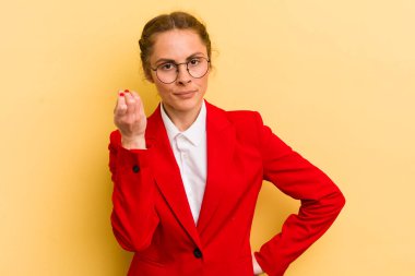 Genç ve güzel bir kadın kapiş ya da para hareketi yapıyor, sana ödemeni söylüyor. iş kavramı