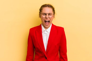 Genç ve güzel bir kadın agresif bir şekilde bağırıyor, çok kızgın görünüyor. iş kavramı