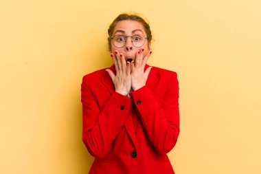 Genç ve güzel bir kadın şok olmuş ve korkmuş hissediyor. iş kavramı