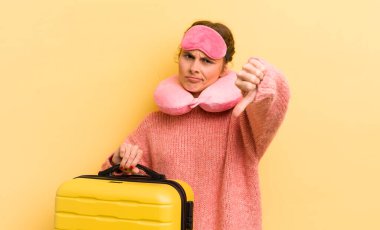 Genç ve güzel bir kadın kendini kötü hissediyor, baş parmağını kaldırıyor. uçuş yolcu kavramı