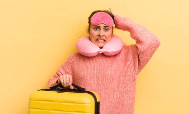 Genç ve güzel bir kadın gergin, endişeli ya da korkmuş hissediyor. Elleri başının üstünde. uçuş yolcu kavramı