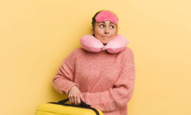 Genç, güzel bir kadın omuz silkiyor, kafası karışık ve kararsız. uçuş yolcu kavramı