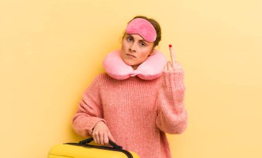 Genç ve güzel bir kadın kızgın, sinirli, asi ve agresif hissediyor. uçuş yolcu kavramı