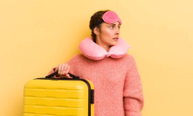 Profil görünümlü genç, güzel bir kadın hayal kuruyor ya da hayal kuruyor. uçuş yolcu kavramı