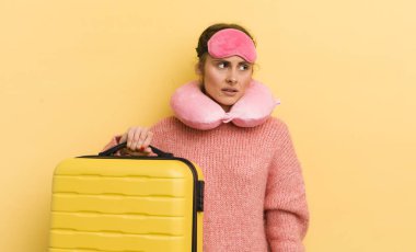 Genç, güzel bir kadın üzgün, üzgün ya da kızgın hissediyor ve yan tarafa bakıyor. uçuş yolcu kavramı