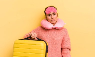 Genç, güzel bir kadın üzgün ve mızmızlanıyor. Mutsuz bir bakışı var ve ağlıyor. uçuş yolcu kavramı