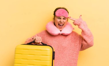 Genç ve güzel bir kadın mutsuz ve stresli görünüyor, intihar jesti silah işareti yapıyor. uçuş yolcu kavramı