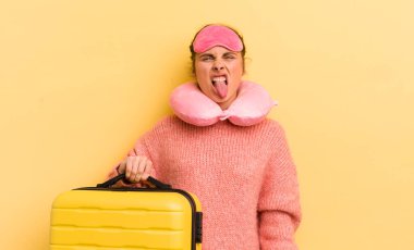 Genç ve güzel bir kadın iğreniyor, sinirleniyor ve dilini çıkarıyor. uçuş yolcu kavramı