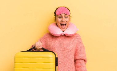 Genç ve güzel bir kadın mutlu ve hoş bir şekilde şaşırmış görünüyor. uçuş yolcu kavramı