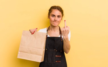 Genç ve güzel bir kadın kızgın, sinirli, asi ve agresif hissediyor. Fast food kurye konsepti