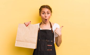 İnançsızlığa şaşırmış genç, güzel bir kadın. Fast food kurye konsepti