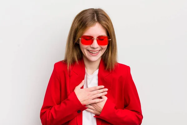Roodharige Mooi Meisje Lachen Hardop Een Hilarische Grap — Stockfoto