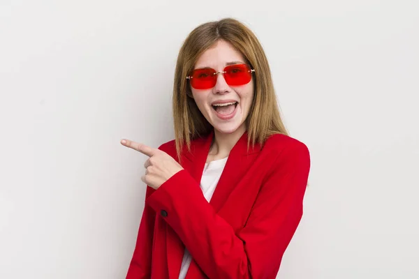 Redhead Pretty Girl Looking Excited Surprised Pointing Side — Stock Photo, Image