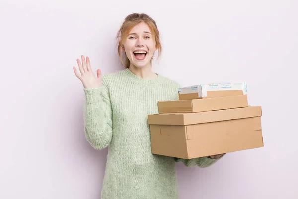 何か信じられないほどの幸せと驚きを感じる赤毛の可愛い女の子 配送ボックスのコンセプト — ストック写真