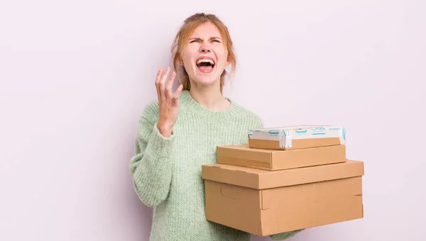 Ruiva Menina Bonita Olhar Desesperado Frustrado Estressado Conceito Caixas Transporte — Fotografia de Stock