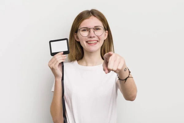 Rossa Bella Ragazza Che Punta Alla Macchina Fotografica Che Sceglie — Foto Stock