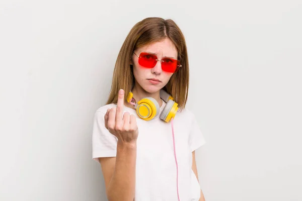 Ruiva Menina Bonita Sentindo Raiva Irritado Rebelde Agressivo Ouvir Conceito — Fotografia de Stock